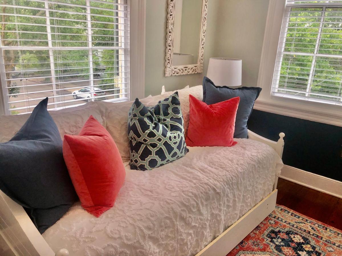 Daybed With Trundle In The Beautiful Ashley Inn 4 Blocks From King St Charleston Kültér fotó