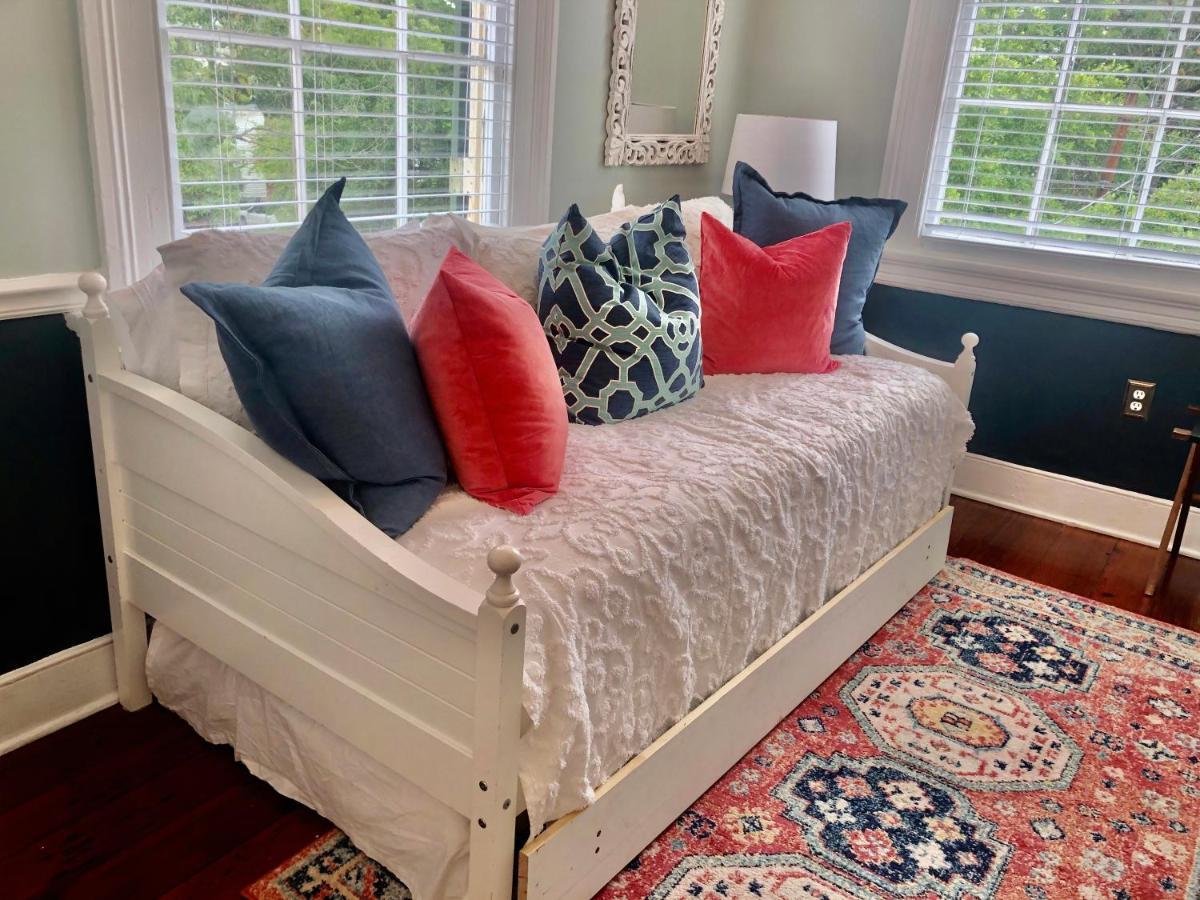 Daybed With Trundle In The Beautiful Ashley Inn 4 Blocks From King St Charleston Kültér fotó